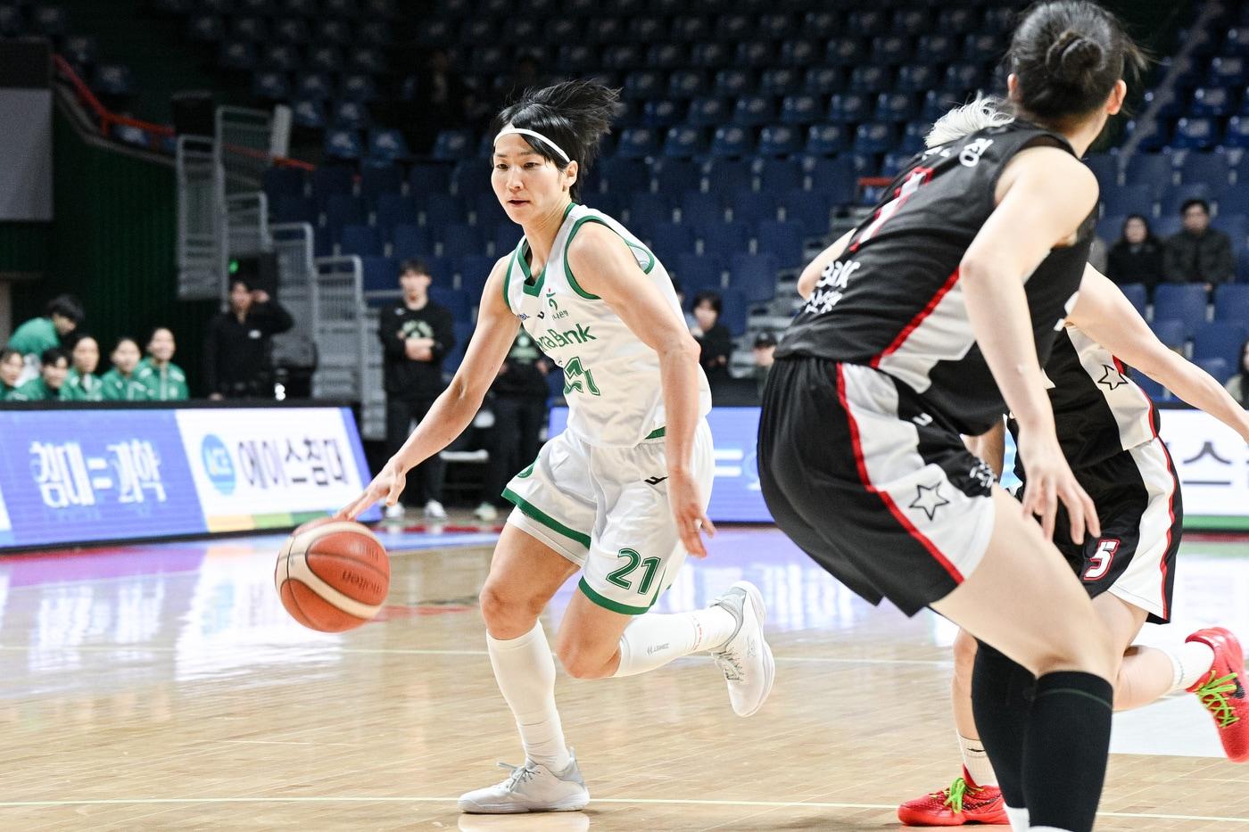 본문 이미지 - 부천 하나은행 이이지마 사키는 7일 부산 사직체육관에서 열린 2025-26 여자프로농구 부산 BNK전에서 26점 16리바운드를 기록하며 팀 승리를 이끌었다. (WKBL 제공)