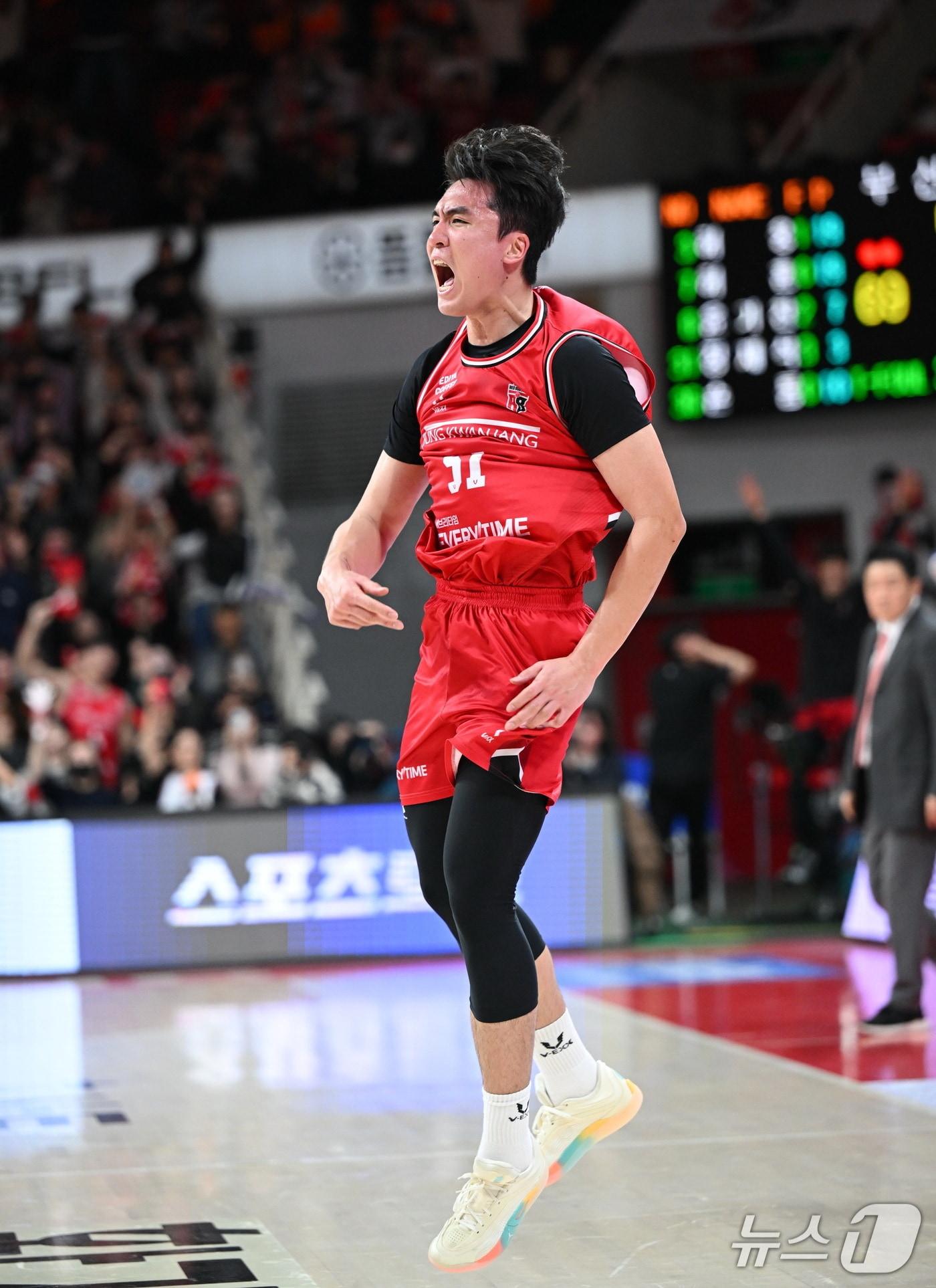 본문 이미지 - 안양 정관장 한승희가 7일 안양전관장아레나에서 열린 2025-26 프로농구 부산 KCC전에서 3점 슛을 터뜨린 뒤 기뻐하고 있다. (KBL 제공)