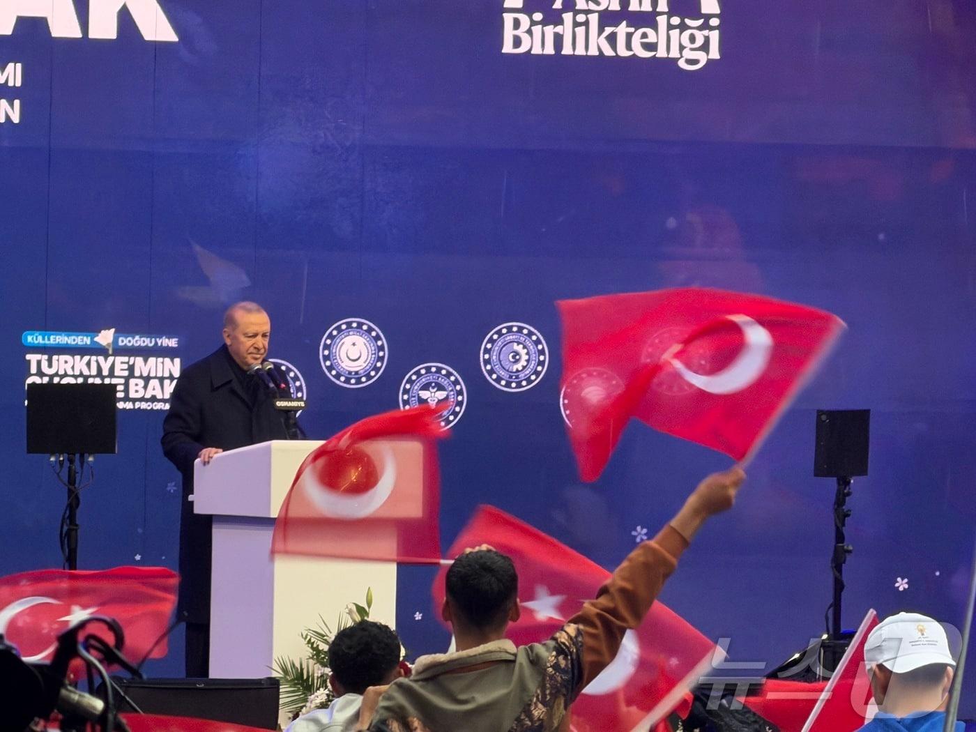 본문 이미지 - 6일(현지시간) 레제프 타이이프 에르도안 튀르키예 대통령이 오스마니예에서 열린 지진 3주기 추모식에서 연설하고 있다. 2026.02.06 ⓒ 뉴스1 김민수 기자