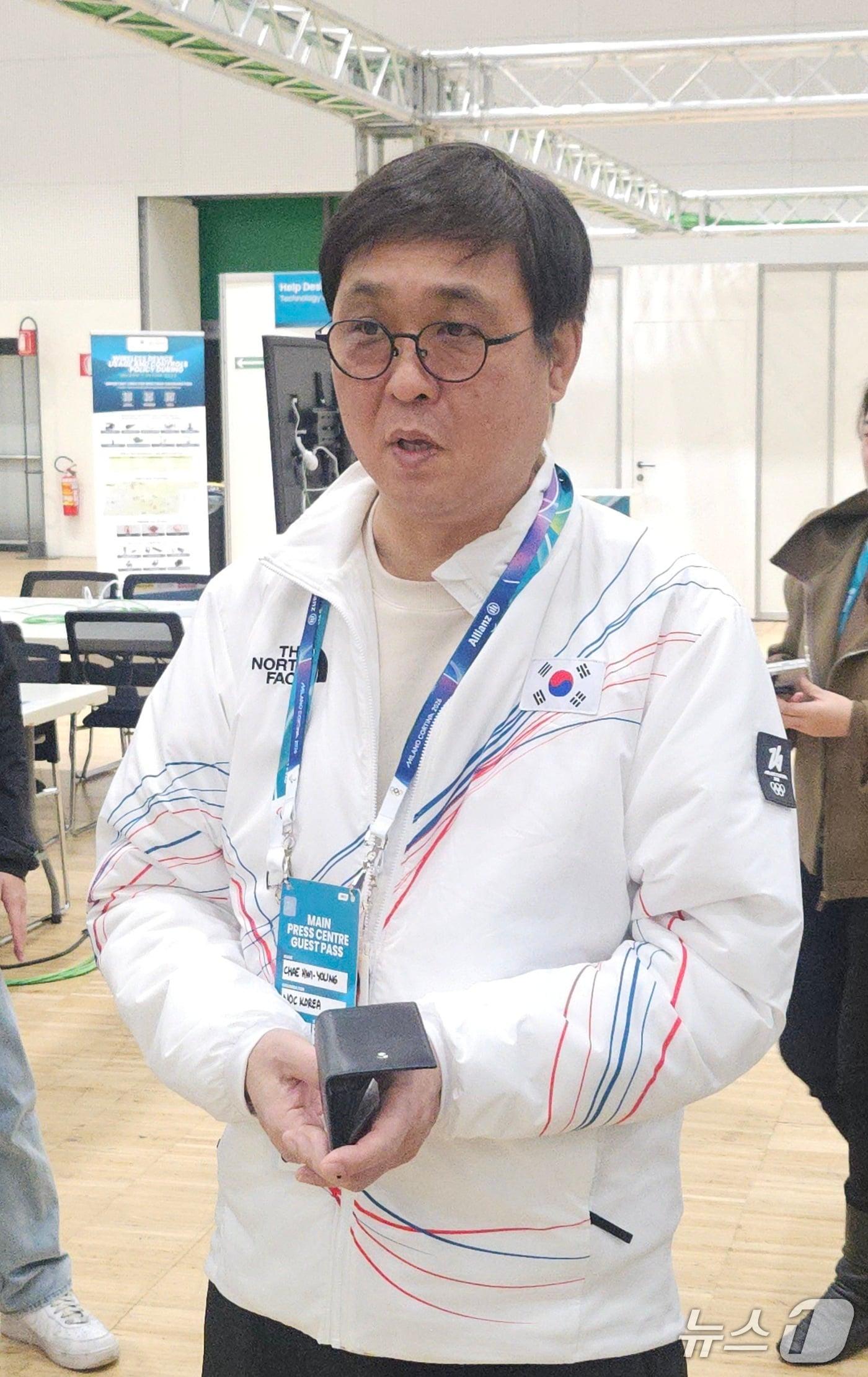 본문 이미지 - 최휘영 문화체육관광부 장관이 7일(현지시간) 이탈리아 밀라노 메인프레스센터(MPC)를 방문해 취재진과 대화를 나누고 있다. ⓒ News1 권혁준 기자