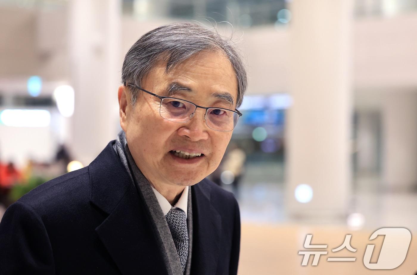 본문 이미지 - 조현 외교부 장관이 7일 인천공항 제2터미널을 통해 입국하고 있다. 2026.2.7 ⓒ 뉴스1 이호윤 기자