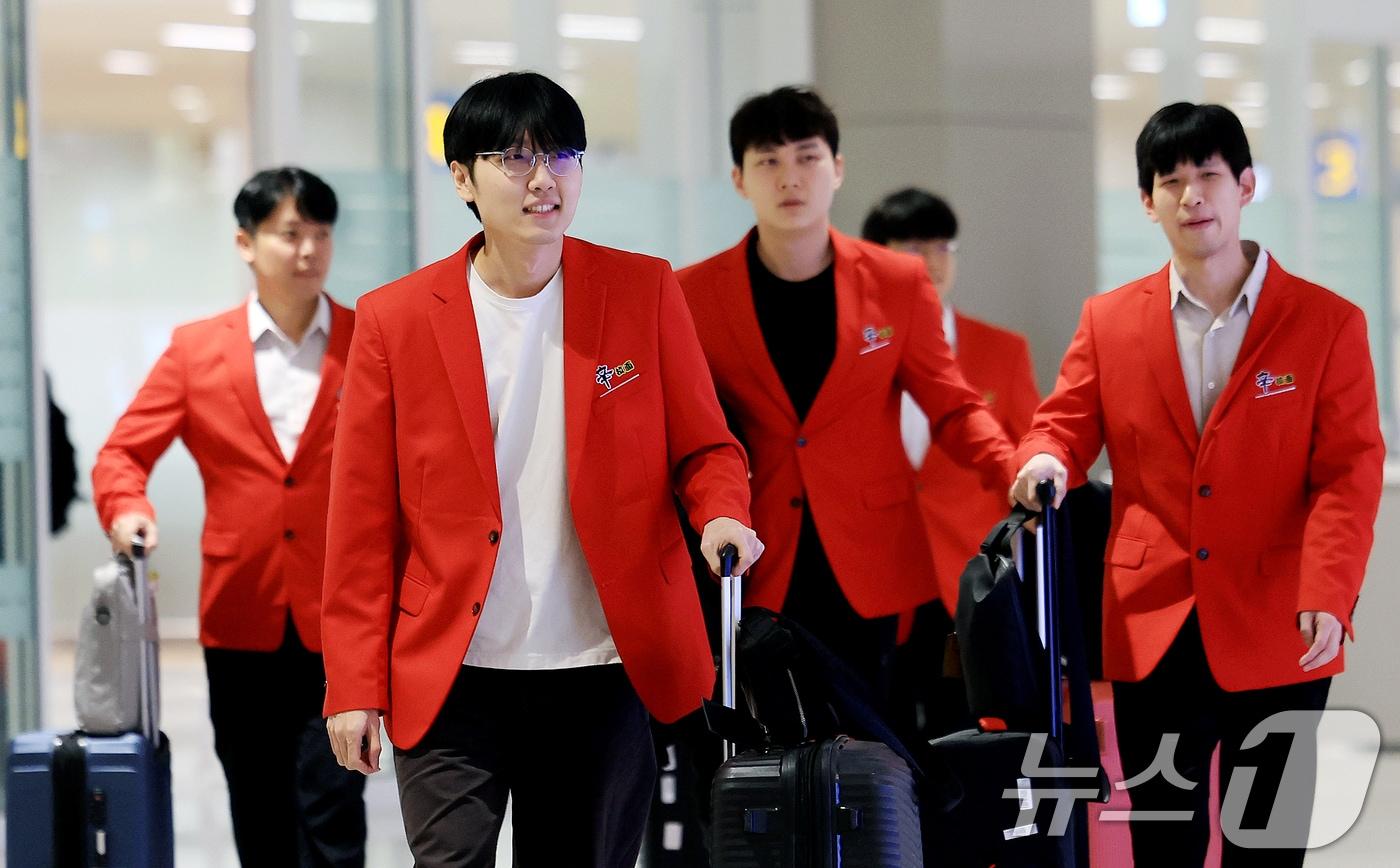 본문 이미지 - 신진서 9단(맨 앞)과 한국 바둑 국가대표팀이 7일 인천공항 제2터미널을 통해 입국하고 있다. 신 9단은 지난 6일 중국 선전 힐튼 푸톈 호텔에서 열린 제27회 농심신라면배 세계바둑최강전 본선 최종대국에서 일본의 이치리키 료 9단을 180수 만에 백 불계승으로 꺾었다. 이번 승리로 신 9단은 농심배 개인 통산 21연승을 기록하며 대회 최다 연승 기록을 다시 한 번 경신했다. 2026.2.7 ⓒ 뉴스1 이호윤 기자
