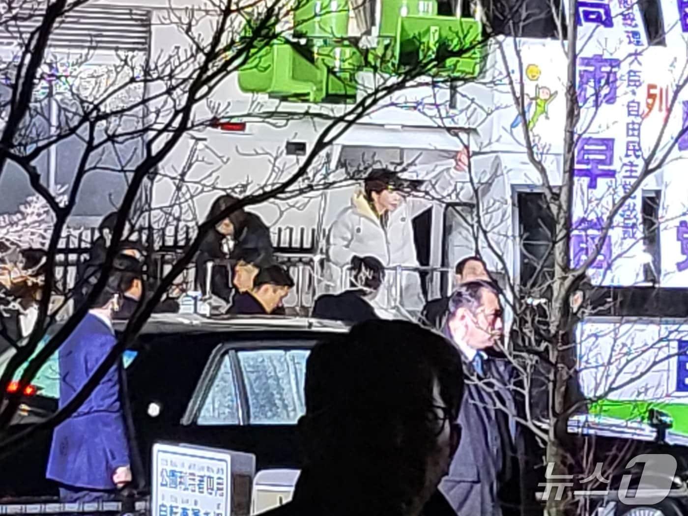 본문 이미지 - 일본 중의원 선거 전날인 7일 다카이치 사나에 일본 총리가 도쿄 세타가야구 후타코-다마가와 공원에서 열린 자민당 소속의 와카미야 겐지 후보의 응원 유세에 참석한 모습. 2026.02.07/뉴스1ⓒ News1 김지완 기자