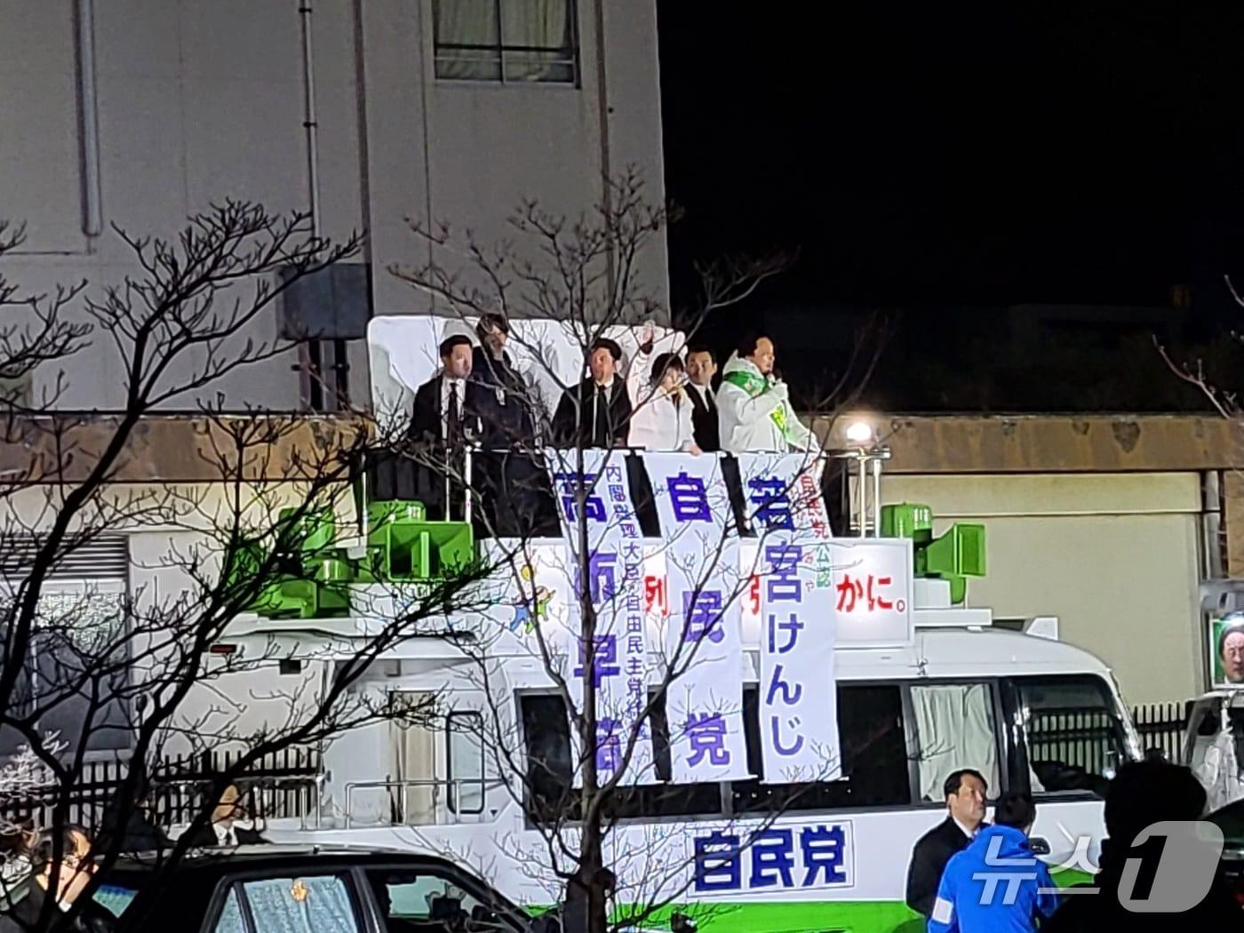 본문 이미지 - 일본 중의원 선거 전날인 7일 다카이치 사나에 일본 총리가 도쿄 세타가야구 후타코-다마가와 공원에서 열린 자민당 소속의 와카미야 겐지 후보의 응원 유세에 참석해 손을 흔들고 있다. 2026.02.07/뉴스1ⓒ News1 김지완 기자