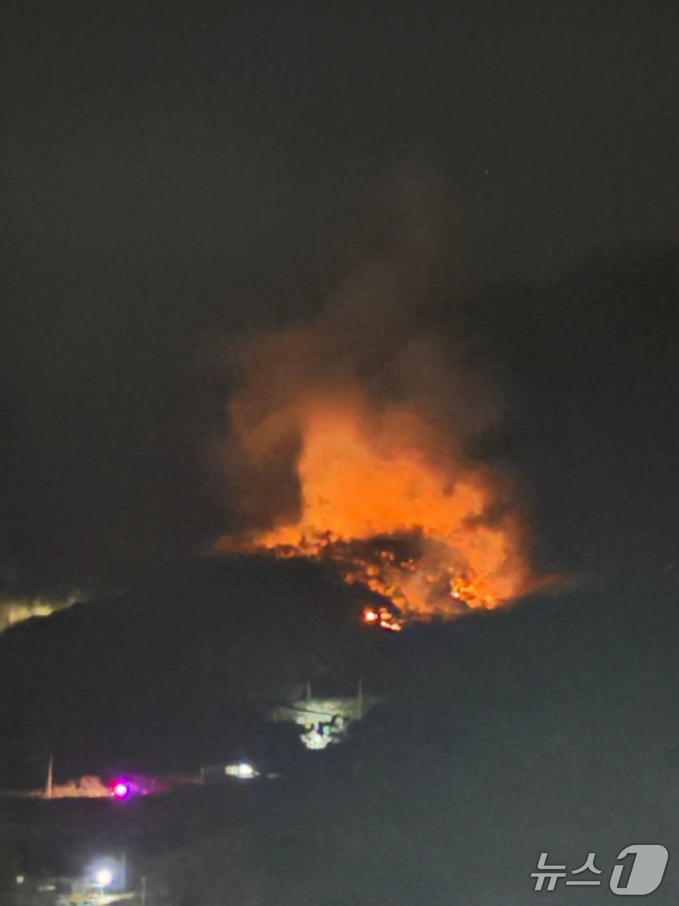 본문 이미지 - 7일 오후 8시 9분쯤 함양군 마천면 군자리의 한 야산에서 불이 나 2시간 만에 주불이 잡혔다. 사진은 화재 현장 모습.(산림청 제공. 재판매 및 DB금지)