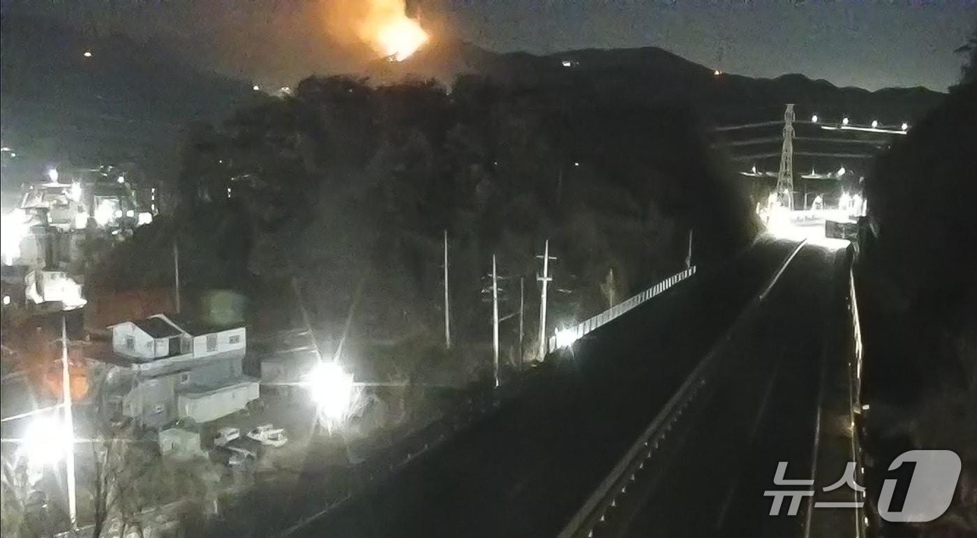 본문 이미지 - 경북 경주시 문무대왕면 입천리 산불. (산림청제공, 재판매 및 DB금지) 2026.2.7/뉴스1 