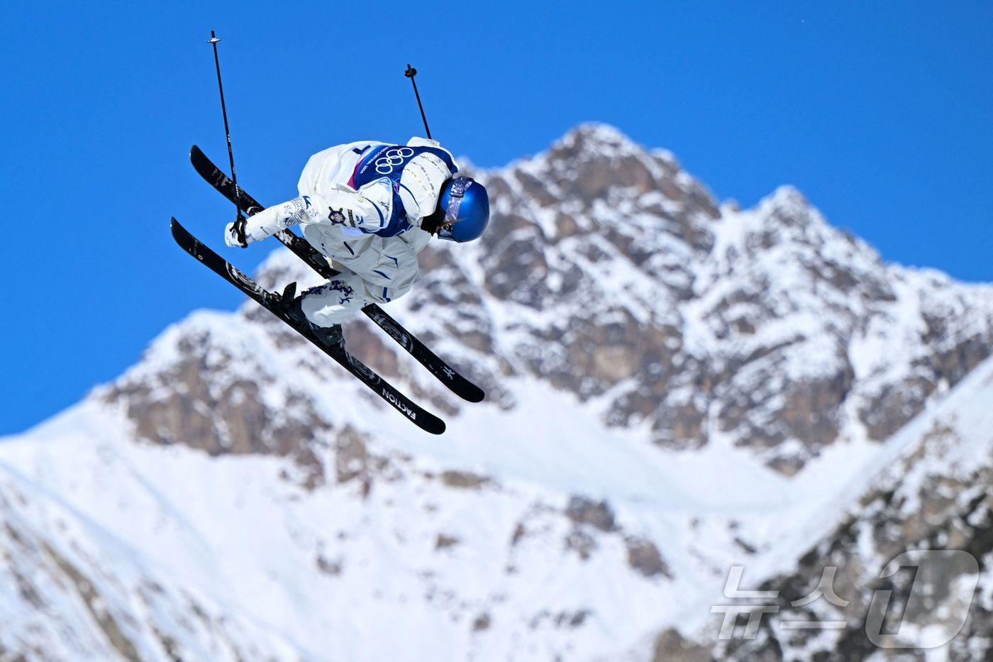 본문 이미지 - 중국 프리스타일스키 국가대표 구아이링이 연기를 펼치고 있다. ⓒ AFP=뉴스1