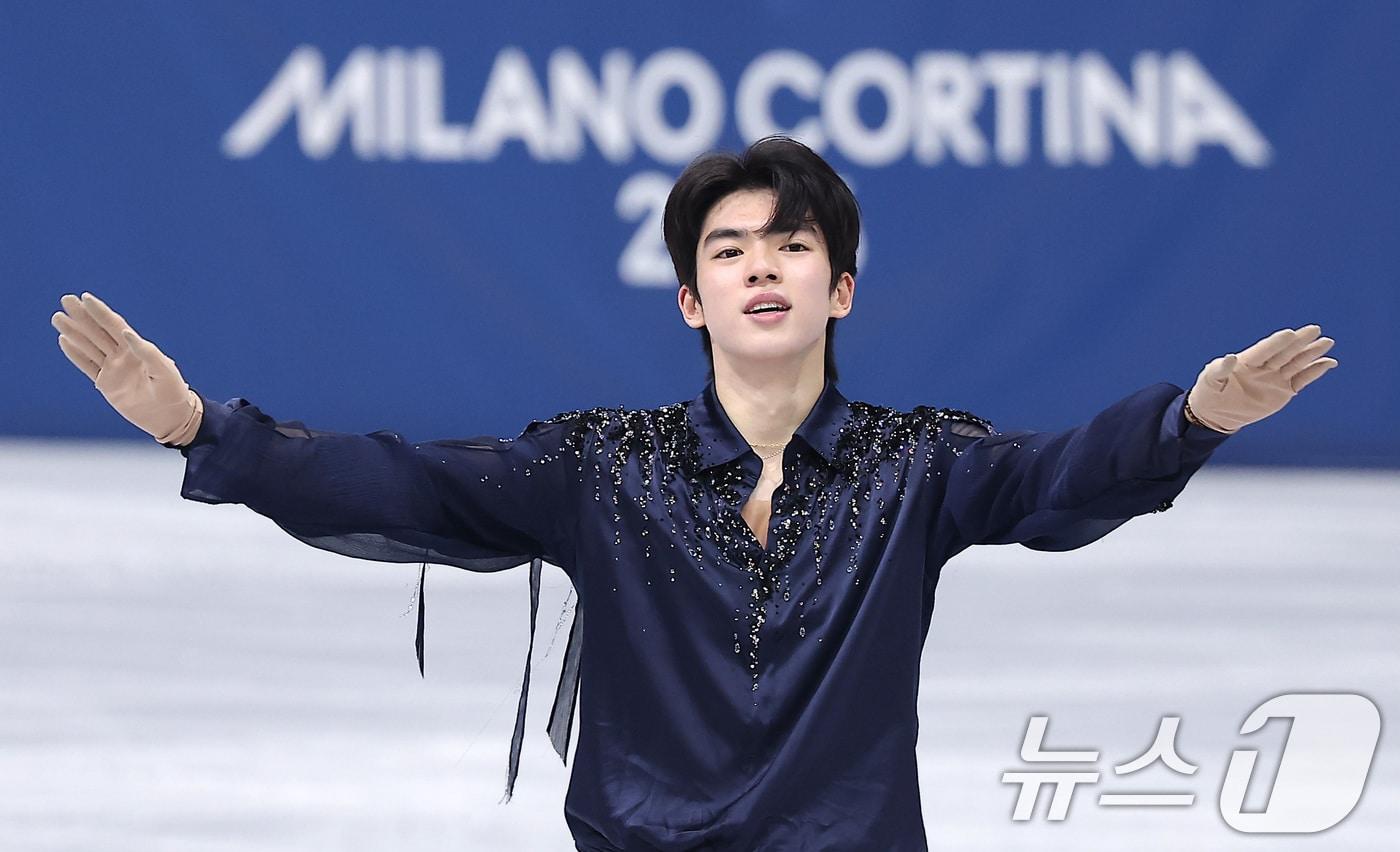 본문 이미지 - 피겨 차준환이 7일(현지시간) 이탈리아 밀라노 아이스 스케이팅 아레나에서 열린 2026 밀라노·코르티나담페초 동계올림픽 피겨 스케이팅 팀 이벤트(단체전) 남자 싱글 쇼트 프로그램에서 연기를 마친 후 인사하고 있다. 2026.2.8 ⓒ 뉴스1 김성진 기자
