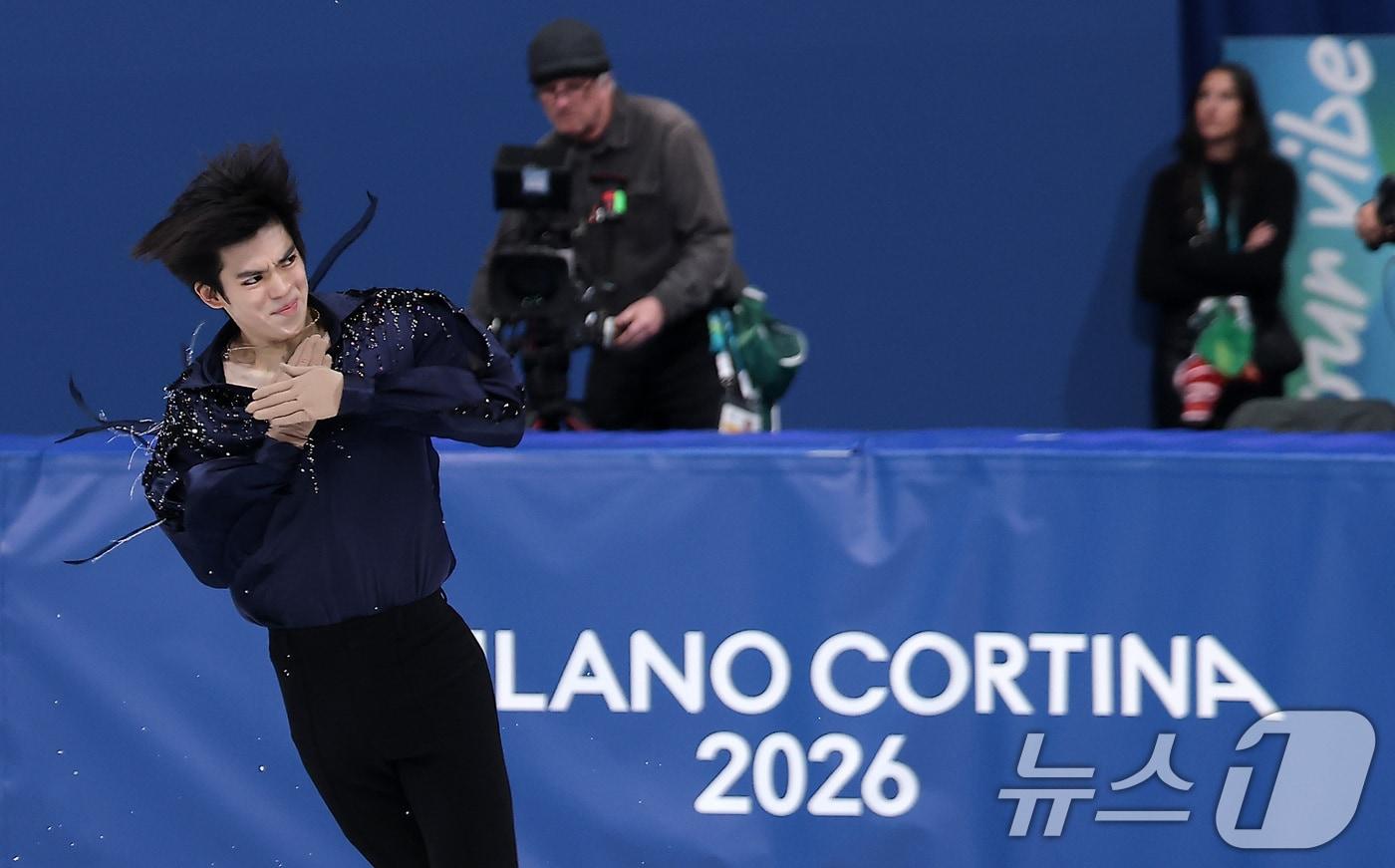 본문 이미지 - 피겨 차준환이 7일(현지시간) 이탈리아 밀라노 아이스 스케이팅 아레나에서 열린 2026 밀라노·코르티나담페초 동계올림픽 피겨 스케이팅 팀 이벤트(단체전) 남자 싱글 쇼트 프로그램에서 연기를 펼치고 있다. 2026.2.8 ⓒ 뉴스1 김성진 기자