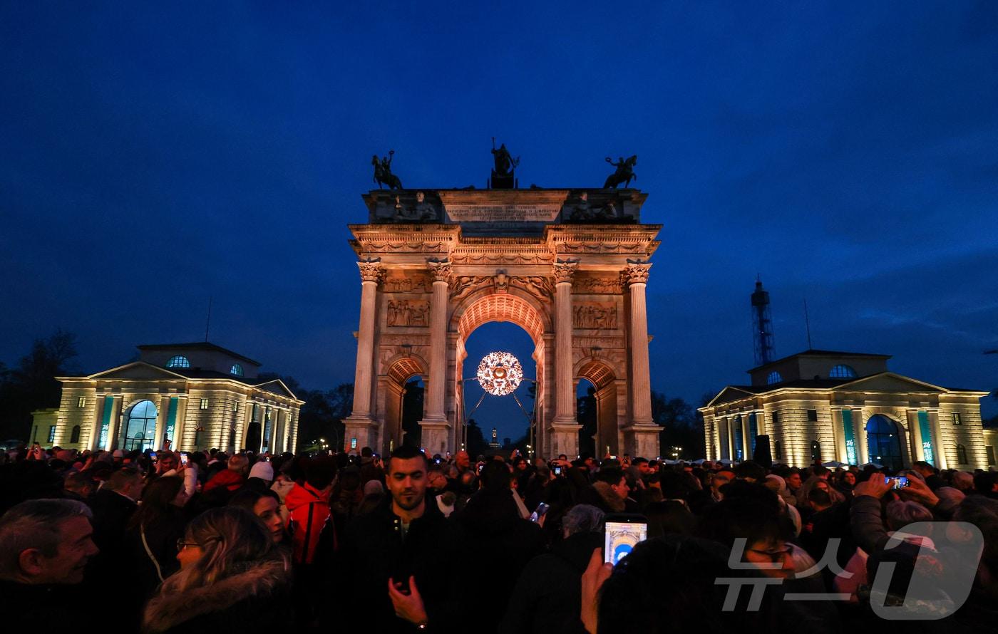 본문 이미지 - 7일(현지시간) 오후 이탈리아 밀라노 '평화의 아치'(아르코 델라 파체·Arco della Pace) 성화대에 점화된 성화가 불타고 있다. 2026.2.8 ⓒ 뉴스1 김진환 기자