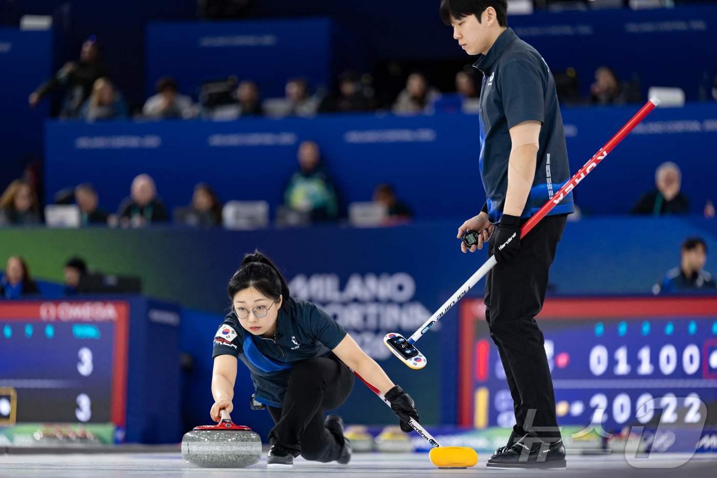 본문 이미지 - 한국 컬링 믹스더블 김선영(왼쪽)과 정영석. ⓒ AFP=뉴스1