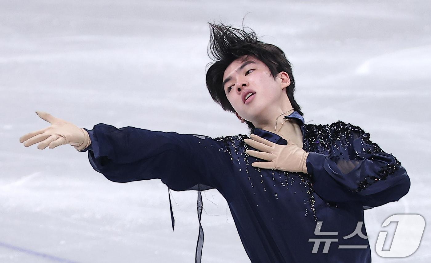 본문 이미지 - 피겨 차준환이 7일(현지시간) 이탈리아 밀라노 아이스 스케이팅 아레나에서 열린 2026 밀라노·코르티나담페초 동계올림픽 피겨 스케이팅 팀 이벤트(단체전) 남자 싱글 쇼트 프로그램에서 연기를 펼치고 있다. 2026.2.8 ⓒ 뉴스1 김성진 기자