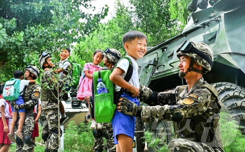 본문 이미지 - (평양 노동신문=뉴스1) = 북한 노동당 기관지 노동신문은 8일 "아마도 이 땅에 사는 사람치고 군대덕을 입지 않은 사람은 없을 것＂이라며 ＂우리 군대는 인민을 지키고 받들어야 할 사명을 군인 선서에만이 아니라 자기의 고귀한 피땀이 깃든 혁혁한 군공과 전설적인 위훈으로써 이 땅에 새겨놓았다＂고 선전했다. [국내에서만 사용가능. 재배포 금지. DB 금지. For Use Only in the Republic of Korea. Redistribution Prohibited] rodongphoto@news1.kr