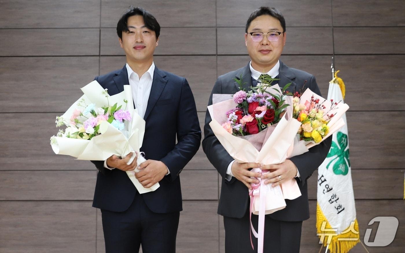 본문 이미지 - 충북 진천군 진천군 4-H연합회 58·59대 회장 이·취임식에서 성기빈 전 회장(왼쪽)과 정구홍 신임회장이 기념 촬영을 하고 있다.(진천군 제공, 재판매 및 DB금지)/뉴스1