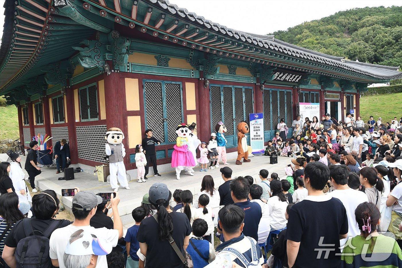 본문 이미지 - 동래읍성 버스킹 공연 모습.(동래구 제공. 재판매 및 DB금지)