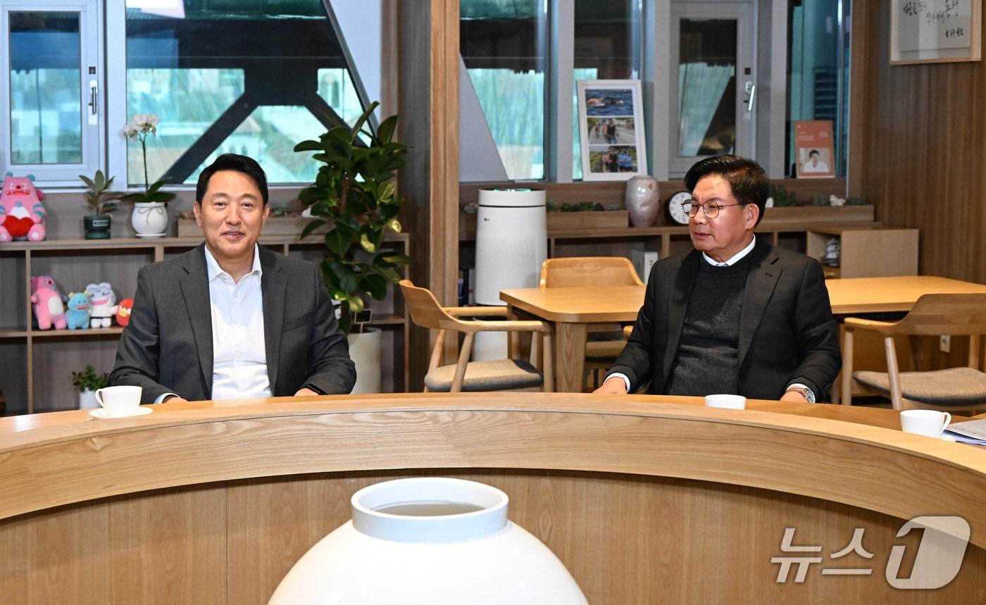 본문 이미지 - 오세훈 서울시장과 박강수 마포구청장을 만나 면담하고 있다.