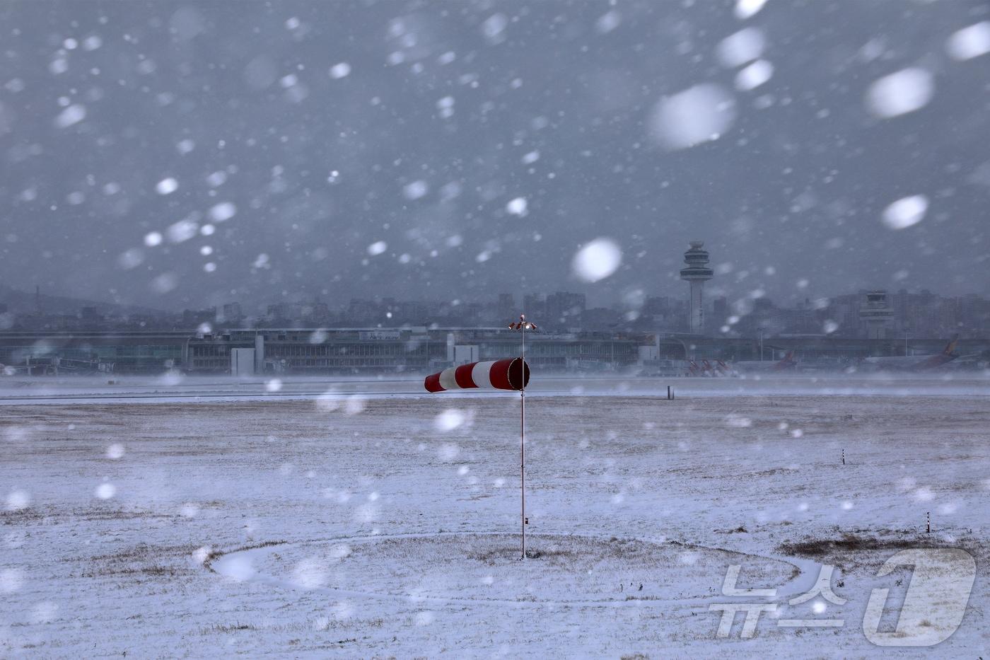 본문 이미지 - 8일 오전 활주로 운영이 중단된 제주국제공항에 강한 눈보라가 몰아치고 있다. 2026.2.8 ⓒ 뉴스1 오미란 기자