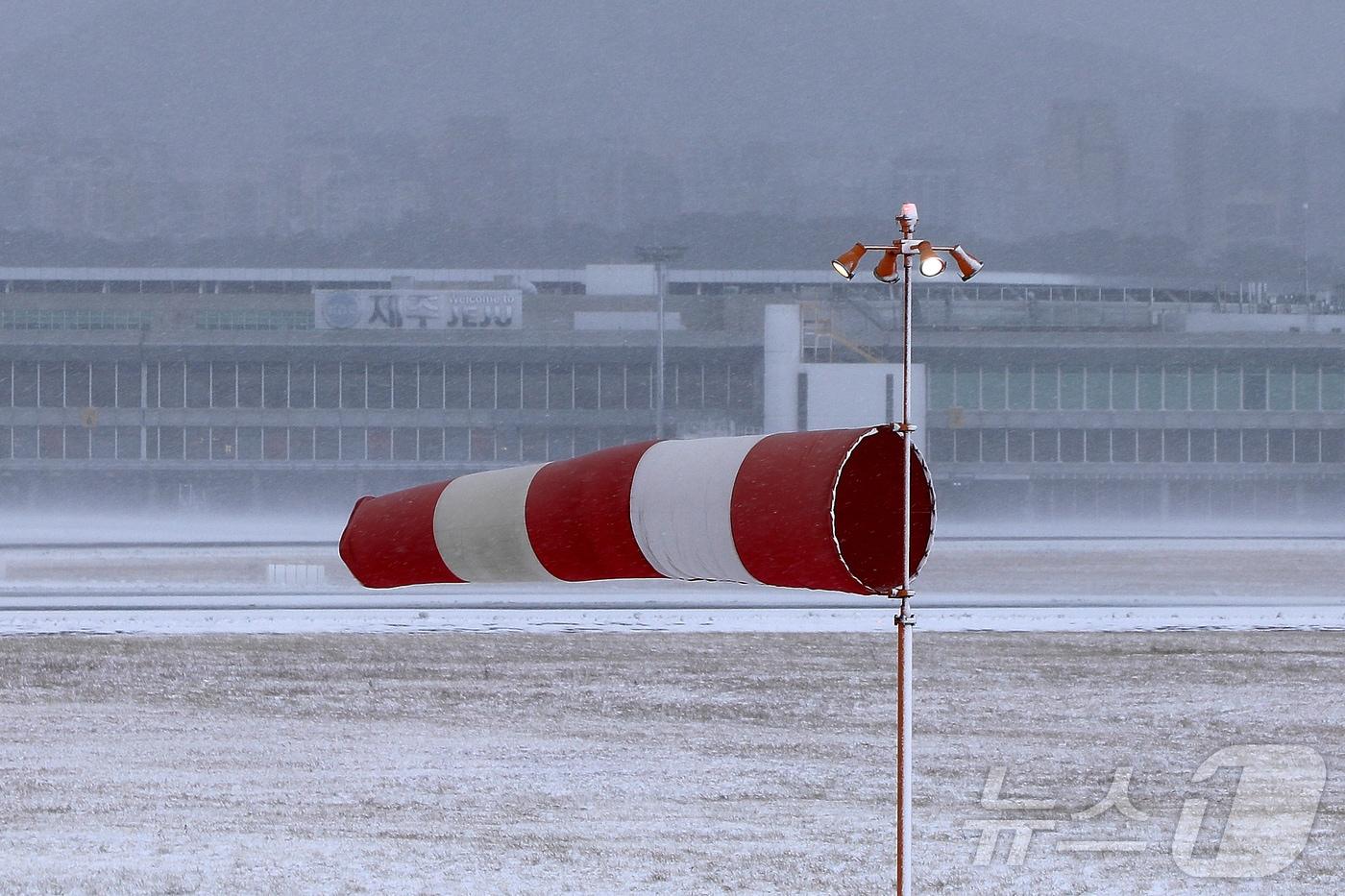 본문 이미지 - 8일 오전 활주로 운영이 중단된 제주국제공항에 강풍이 몰아치고 있다. 2026.2.8 ⓒ 뉴스1 오미란 기자