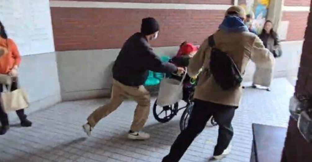 본문 이미지 - 아버지와 간병인 사이를 떼어놓으려고 하고 있는 가족들