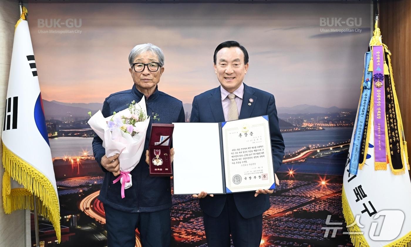 본문 이미지 - 울산 북구는 지난 6일 구청장실에서 6·25전쟁 참전 유공자인 고 유연기 일병의 조카 유원화 씨에게 무성화랑 무공훈장과 훈장증을 전수했다.(울산 북구 제공. 재판매 및 DB금지)/뉴스1