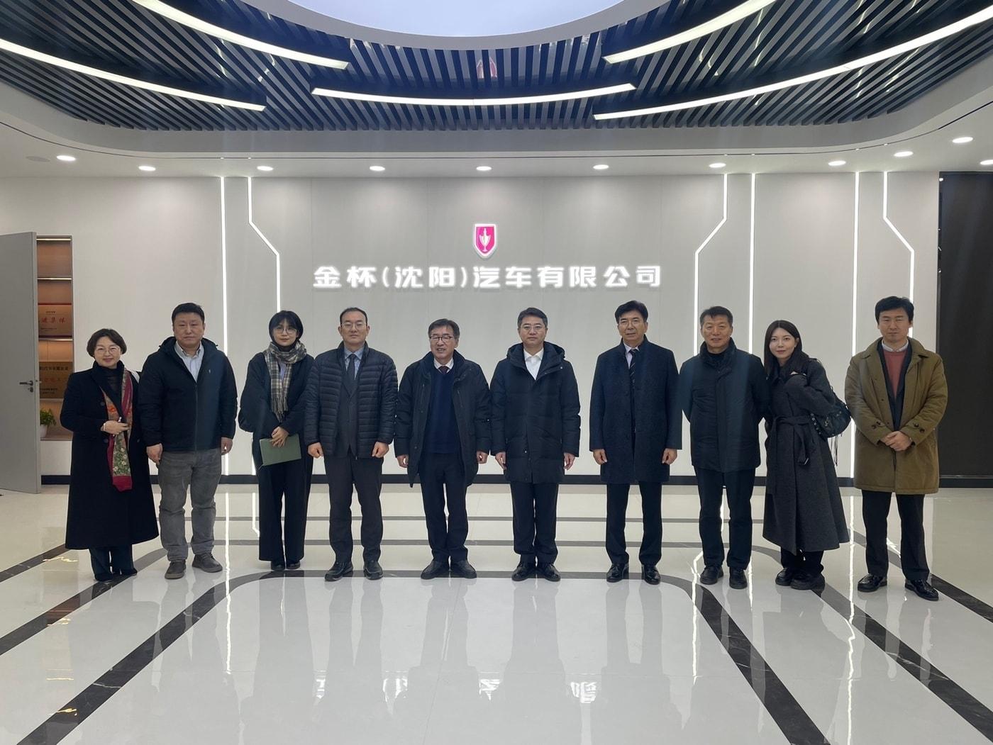 본문 이미지 - 전형식 충남도 부지사(왼쪽 다섯번째)가 중국 선양자동차그룹유한공사를 찾아 관계자들과 기념촬영을 하고 있다.(도 제공. 재판매 및 DB금지)/뉴스1