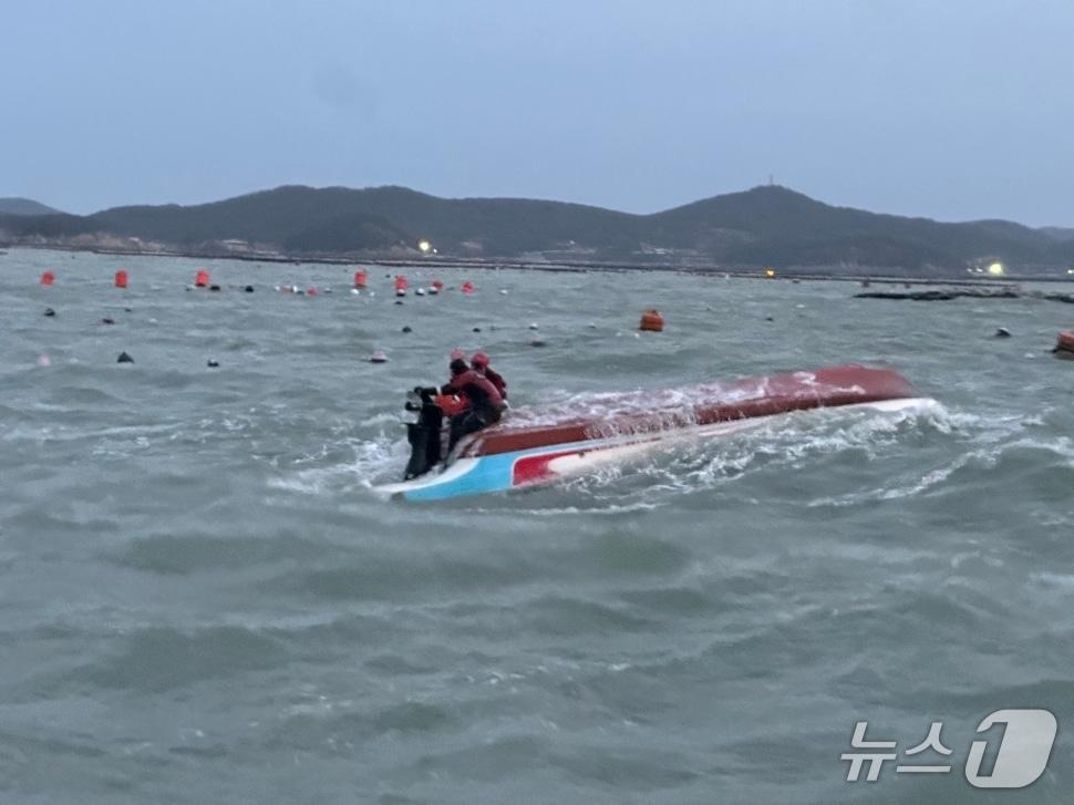 본문 이미지 - 지난 6일 오후 5시 13분쯤 전남 완도군 노화도 인근 해상에서 양식장 관리선이 전복되면서 실종된 40대를 완도해경이 수색하고 있다.(완도해경 제공. 재판매 및 DB 금지)