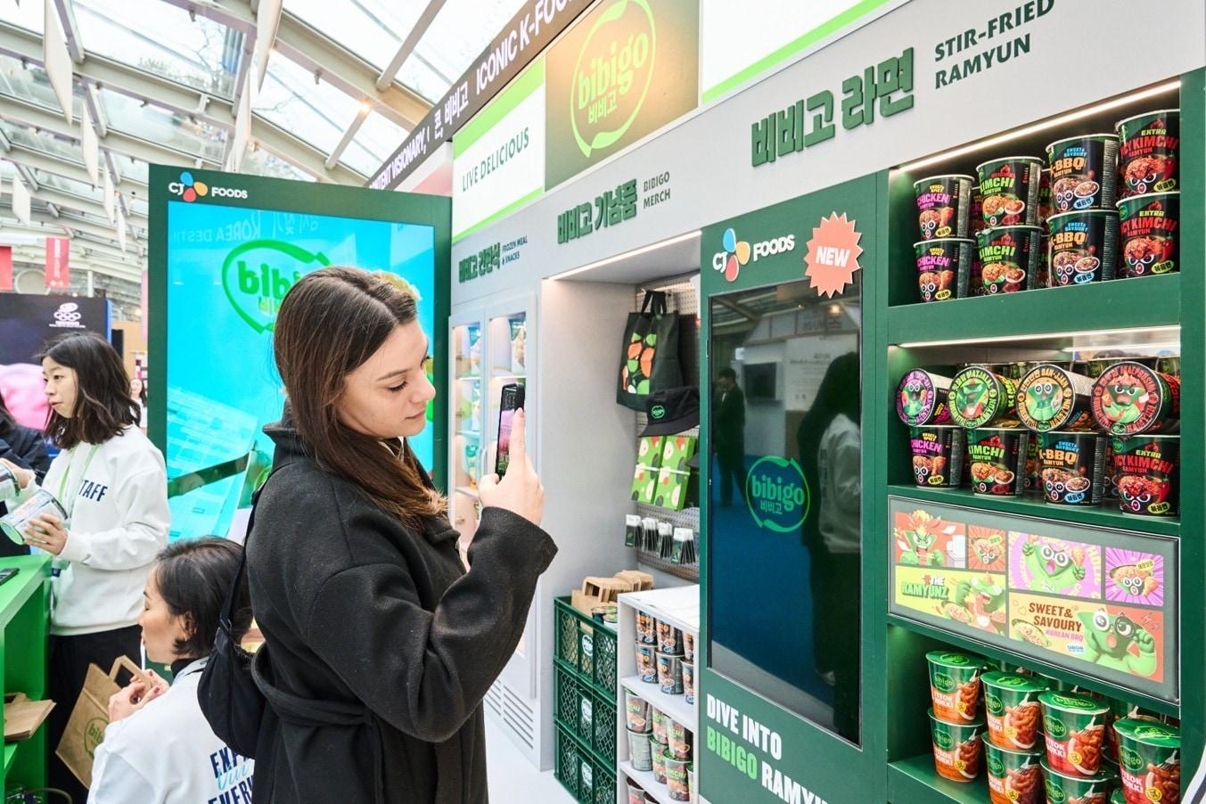 본문 이미지 - 밀라노 코리아하우스 '비비고 존' 부스에서 외국인 방문객이 제품을 살펴보는 모습. (CJ제일제당 제공). 