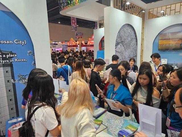 본문 이미지 - '2026 트래블 투어 엑스포' 행사장 내 충남도 부스에 몰려든 필리핀 현지인들 모습.(충남도 제공. 재판매 및 DB금지)/뉴스1