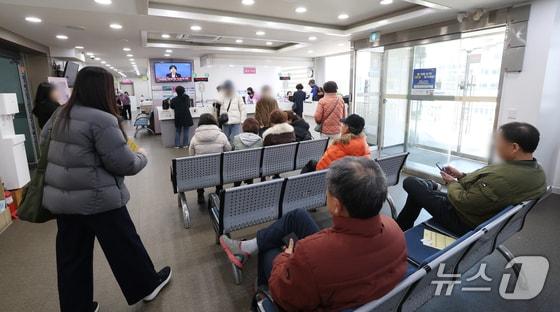 본문 이미지 - 환자들이 한 병원에서 진료를 기다리고 있다./뉴스1 김영운 기자