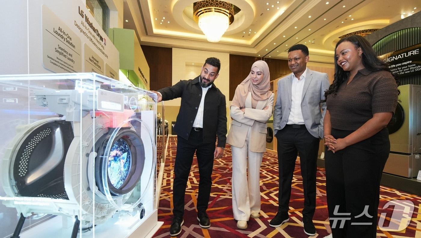 본문 이미지 - LG전자가 세탁물의 무게, 옷감 종류, 오염도를 분석한 뒤 최적의 세탁·건조 패턴을 적용해 옷감 손상을 줄여주는 'AI DD모터'를 소개하고 있다.(LG전자 제공)