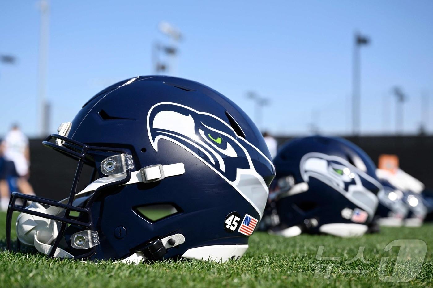 본문 이미지 - 6일(현지시각) 미국 캘리포니아 산호세에 위치한 산호세 주립대학교에서 열린 슈퍼볼 LX를 앞두고 시애틀 시호크스 헬멧의 모습. ⓒ AFP=뉴스1