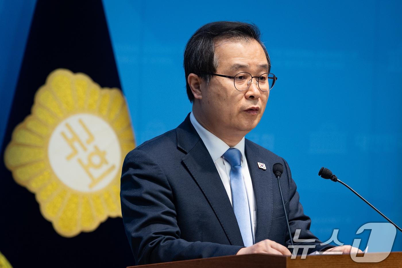 본문 이미지 - 이건태 더불어민주당 의원이 8일 서울 여의도 국회 소통관에서 2차 특검 추천 관련 기자회견을 하고 있다. 이 의원은 민주당 지도부가 특검 후보로 '쌍방울 대북송금' 사건으로 기소된 김성태 전 회장의 변호를 맡았던 전준철 변호사를 추천한 것과 관련해 이성윤 최고위원의 사퇴를 촉구했다. 2026.2.8 ⓒ 뉴스1 유승관 기자