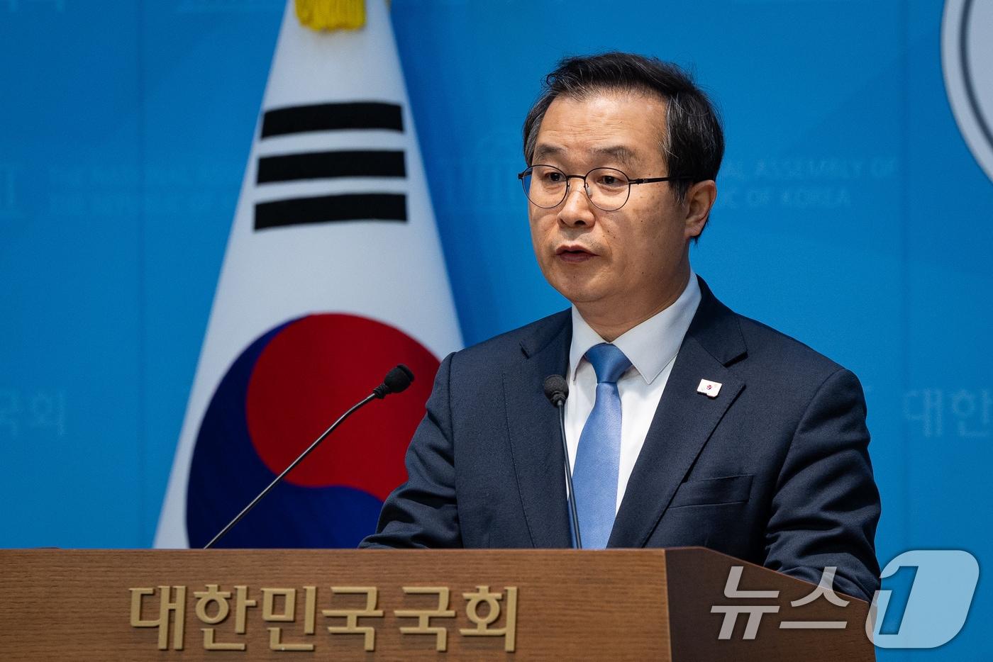 본문 이미지 - 이건태 더불어민주당 의원이 8일 서울 여의도 국회 소통관에서 2차 특검 추천 관련 기자회견을 하고 있다. 이 의원은 민주당 지도부가 특검 후보로 '쌍방울 대북송금' 사건으로 기소된 김성태 전 회장의 변호를 맡았던 전준철 변호사를 추천한 것과 관련해 이성윤 최고위원의 사퇴를 촉구했다. 2026.2.8 ⓒ 뉴스1 유승관 기자