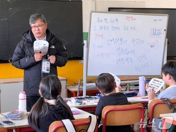 본문 이미지 - 이탈리아 밀라노 한글학교를 찾은 유정기 전북교육청 교육감 권한대행.(전북교육청 제공, 재판매 및 DB 금지)/뉴스1