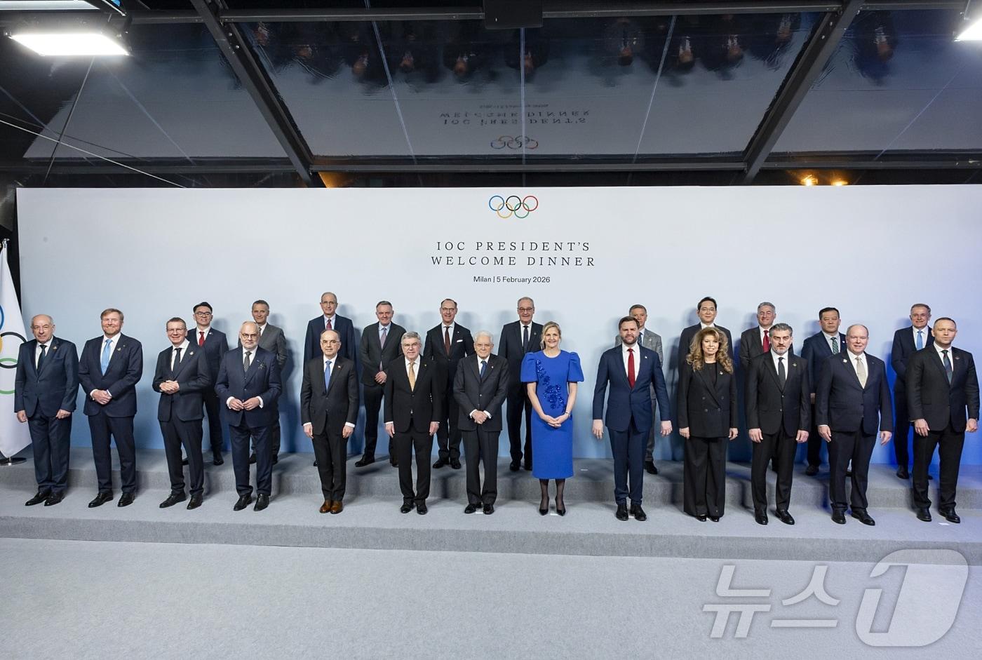 본문 이미지 - 이탈리아 밀라노·코르티나 담페초 동계올림픽 개막 전날인 5일(현지시각) 열린 갈라 디너 행사에서 이재용 삼성전자 회장(뒷줄 오른쪽 4번째)이 커스티 코번트리 국제올림픽위원회(IOC) 위원장(앞줄 오른쪽 6번째) 및 세르조 마타렐라 이탈리아 대통령(앞줄 오른쪽 7번째), JD 밴스 미국 부통령(앞줄 오른쪽 5번째) 등 함께 참석한 세계 각국의 정상급 지도자, 기업인들과 기념촬영하고 있다. (이탈리아 대통령실 홈페이지) ⓒ 뉴스1 최동현 기자