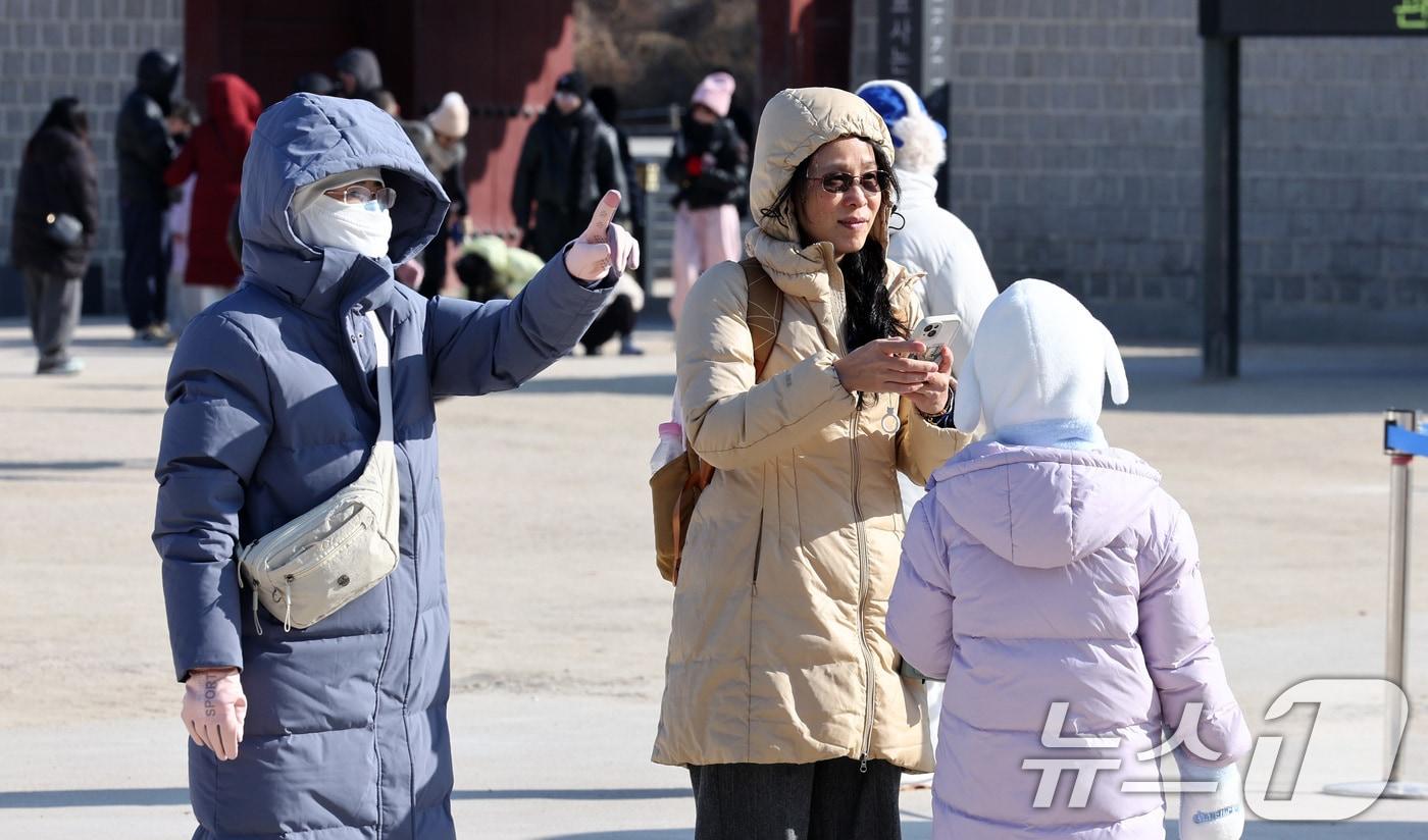 본문 이미지 - 서울 종로구 경복궁에서 관람객들이 발걸음을 옮기고 있다. 2026.2.8 ⓒ 뉴스1 최지환 기자