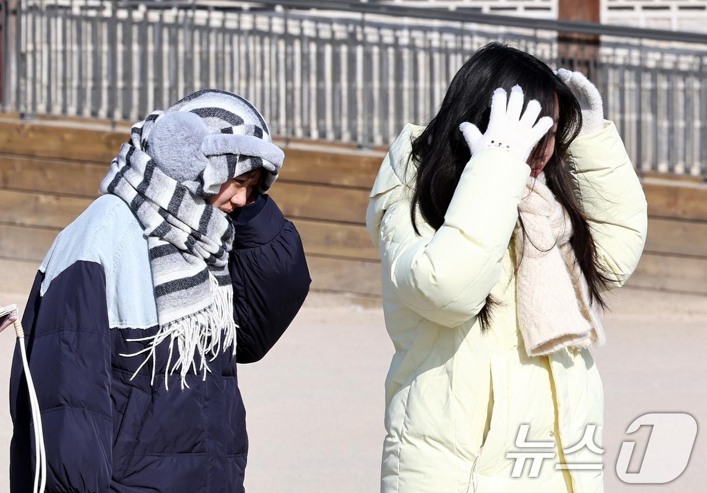 본문 이미지 - 북서쪽에서 남하한 찬 공기 영향으로 사흘째 한파가 이어지는 가운데 8일 서울 종로구 경복궁에서 관람객들이 발걸음을 옮기고 있다. 2026.2.8 ⓒ 뉴스1 최지환 기자