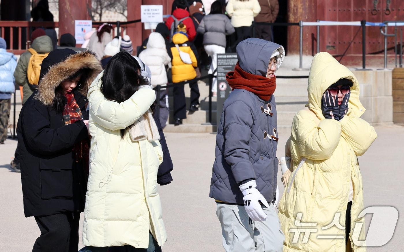 본문 이미지 - 서울 종로구 경복궁에서 관람객들이 발걸음을 옮기고 있다.(사진은 기사 내용과 무관함) / 뉴스1 ⓒ News1