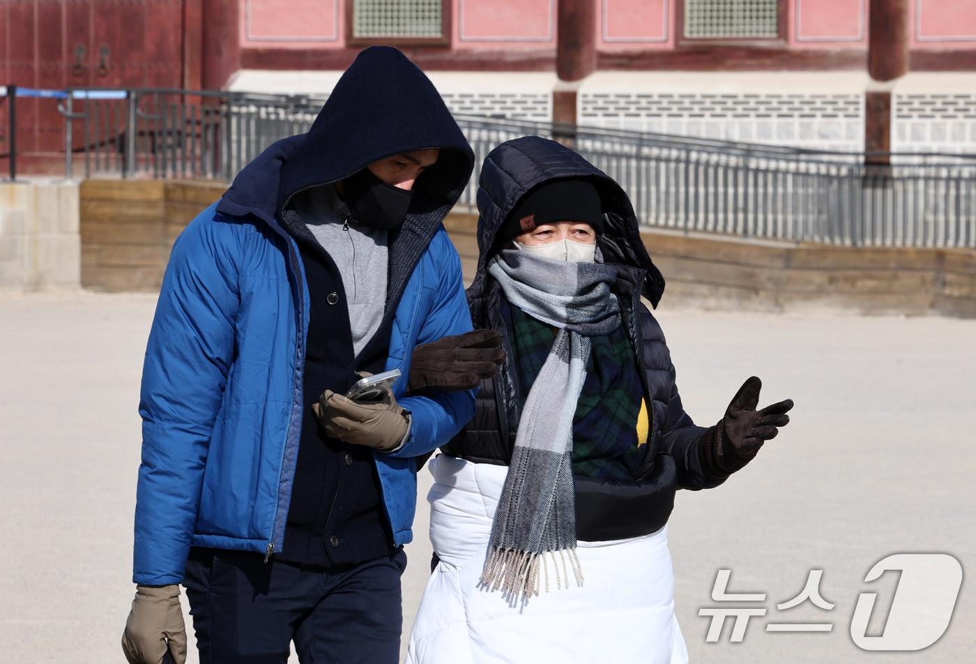 본문 이미지 - 북서쪽에서 남하한 찬 공기 영향으로 사흘째 한파가 이어지는 가운데 지난 8일 서울 종로구 경복궁에서 관람객들이 발걸음을 옮기고 있다. 2026.2.8 ⓒ 뉴스1 최지환 기자