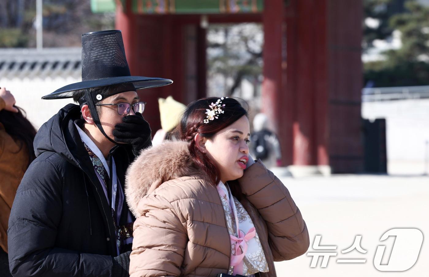본문 이미지 - 북서쪽에서 남하한 찬 공기 영향으로 사흘째 한파가 이어진 지난 8일 서울 종로구 경복궁에서 관람객들이 발걸음을 옮기고 있다. 2026.2.8 ⓒ 뉴스1 최지환 기자
