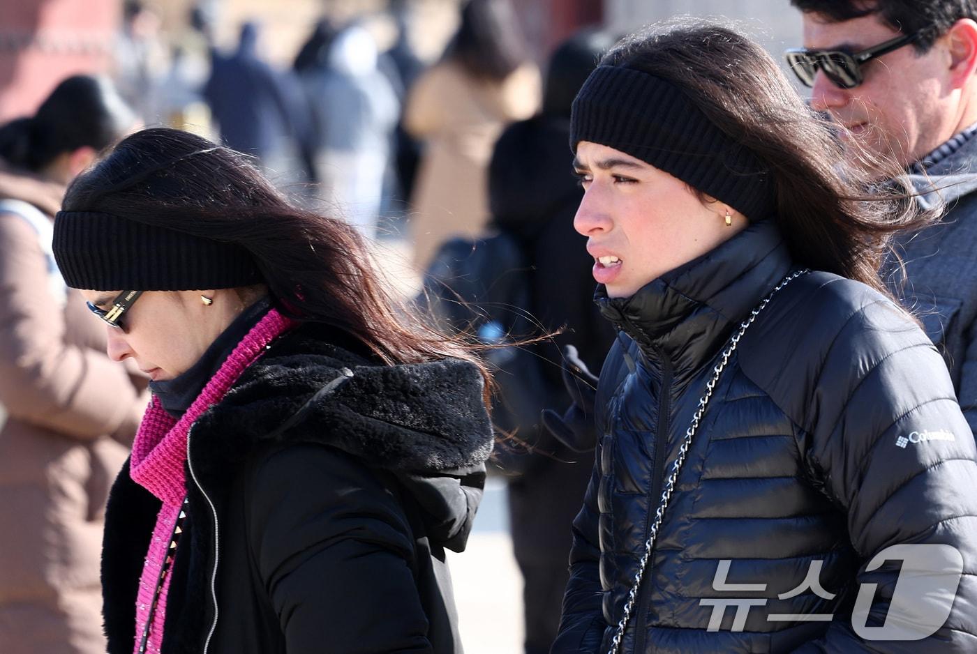 본문 이미지 - 북서쪽에서 남하한 찬 공기 영향으로 사흘째 한파가 이어진 8일 서울 종로구 경복궁에서 관람객들이 발걸음을 옮기고 있다. 2026.2.8 ⓒ 뉴스1 최지환 기자