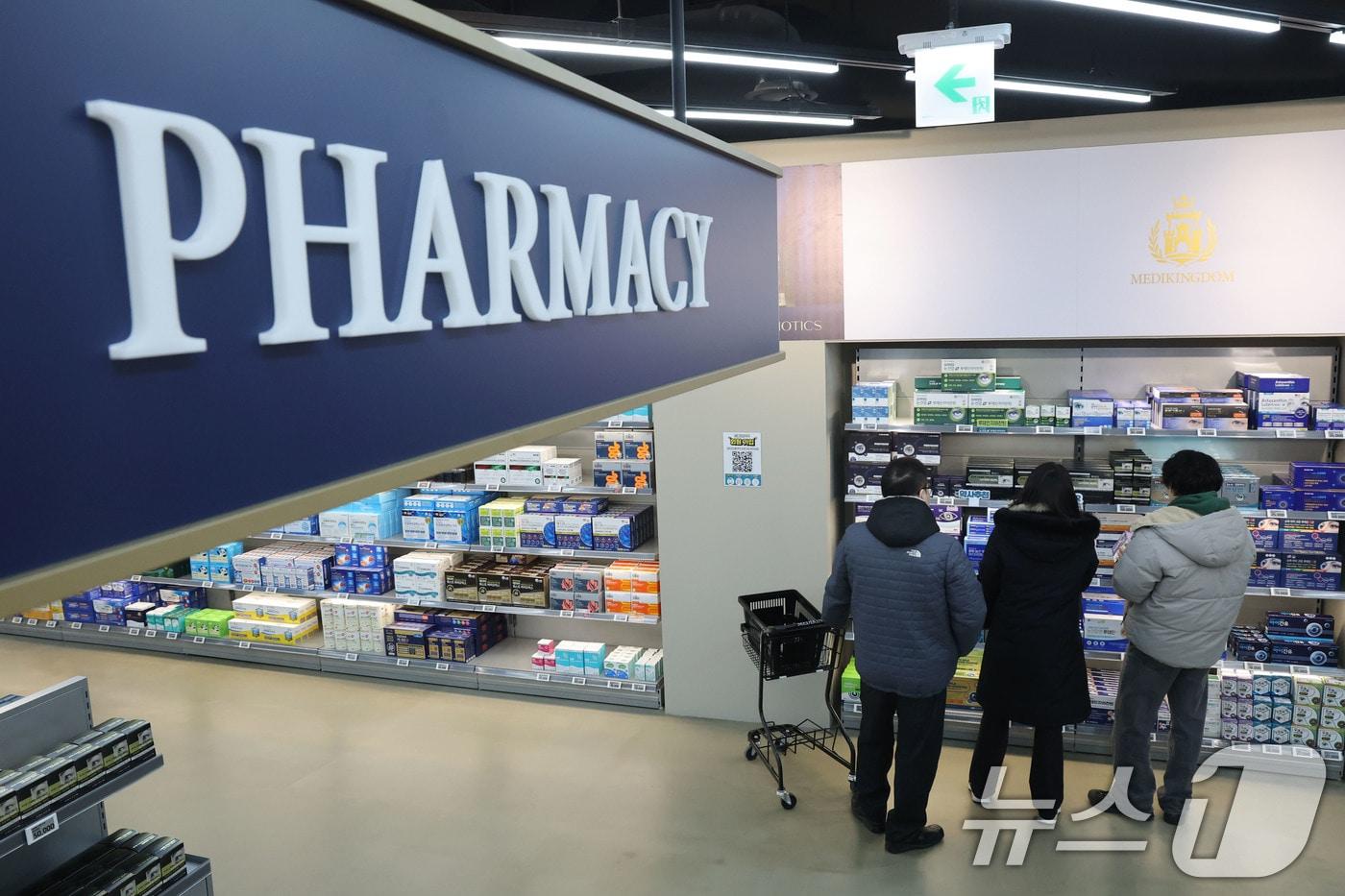 본문 이미지 - 8일 서울 용산구 용산전자랜드 내에 개점한 창고형약국 메디킹덤약국을 찾은 고객들이 건강기능식품 등 상품을 살펴보고 있다. 지난 7일 문을 연 메디킹덤약국은 의약품, 의약외품, 건강기능식품과 반려동물 관련 제품까지 폭넓은 상품군을 한 공간에서 제공하며 K-뷰티 화장품 전문 존을 별도로 운영한다. 2026.2.8 ⓒ 뉴스1 이광호 기자