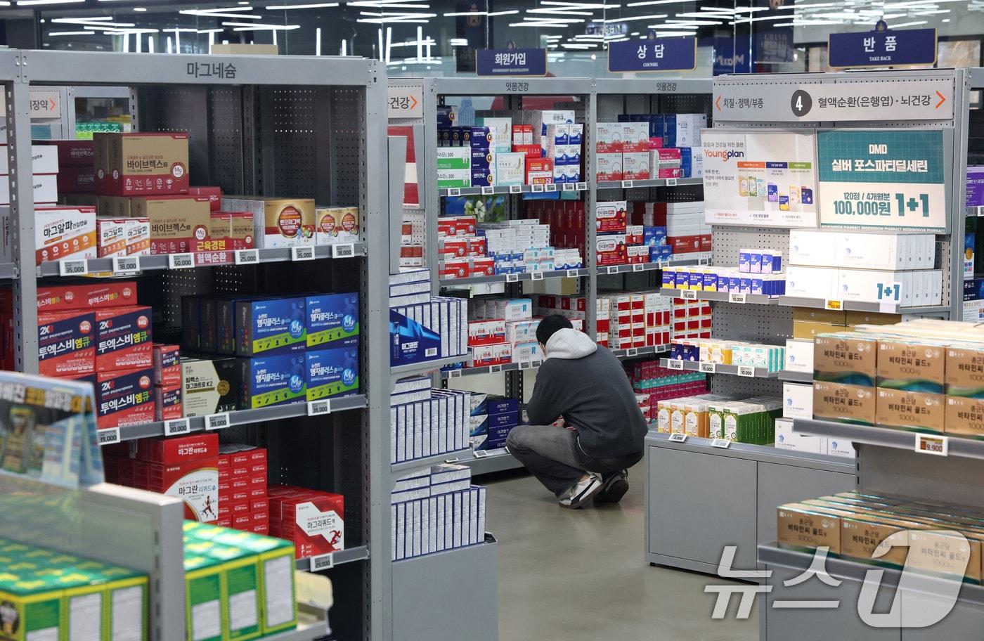 본문 이미지 - 8일 서울 용산구 용산전자랜드 내에 개점한 창고형약국 메디킹덤약국. 2026.2.8 ⓒ 뉴스1 이광호 기자