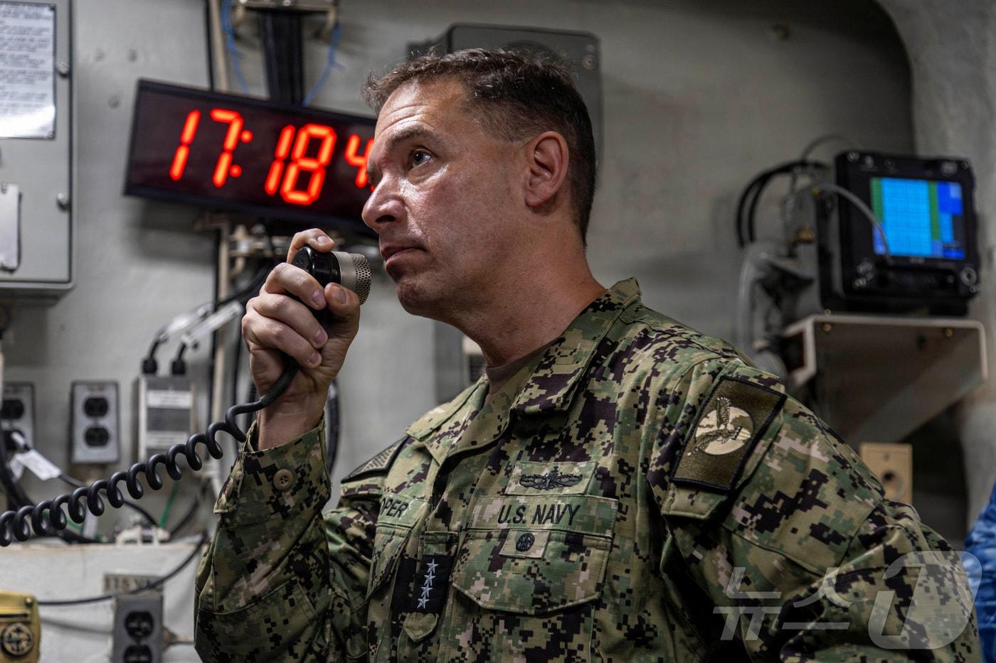 본문 이미지 - 브래드 쿠퍼 미국 중부사령관이 7일(현지시간) 항공모함 니미츠호에 탑승했다. 2026.2.7 ⓒ 로이터=뉴스1