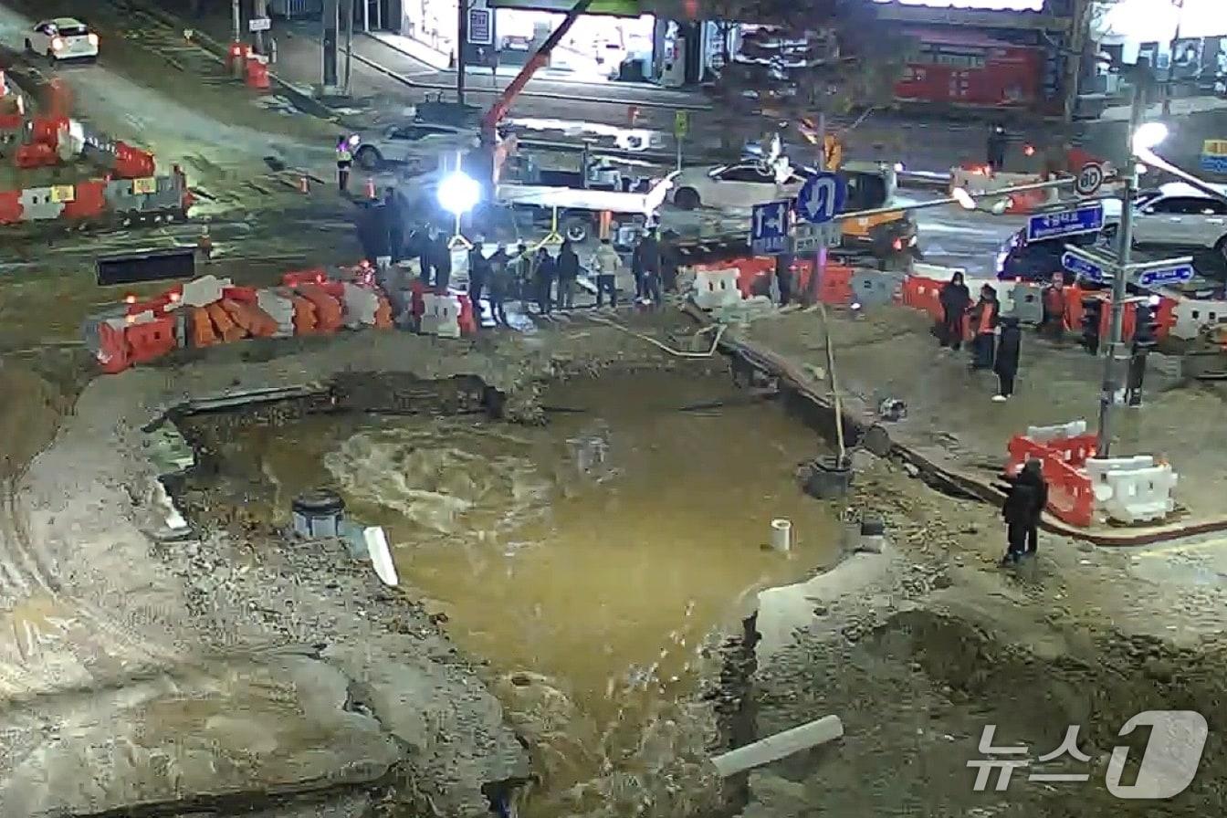 본문 이미지 - 충주 연수동 임광사거리 상수도관 파손 현장.(충주시 제공. 재판매 및 DB금지)/뉴스1 