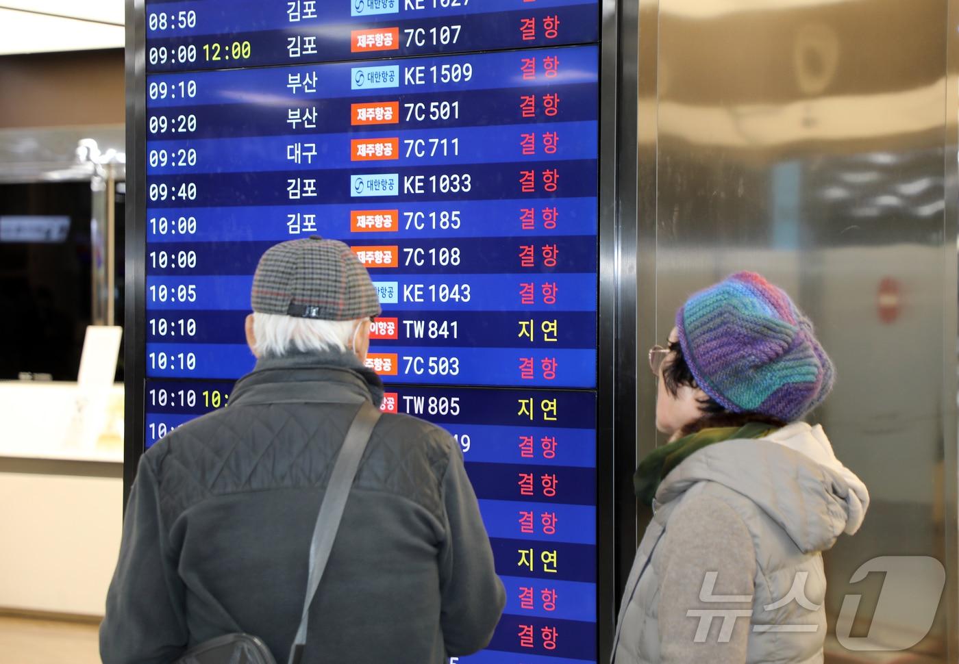 본문 이미지 - 8일 오전 제주국제공항 1층 도착장 대합실 전광판에 폭설로 인해 결항 안내가 표시되고 있다. 2026.2.8 ⓒ 뉴스1 오미란 기자
