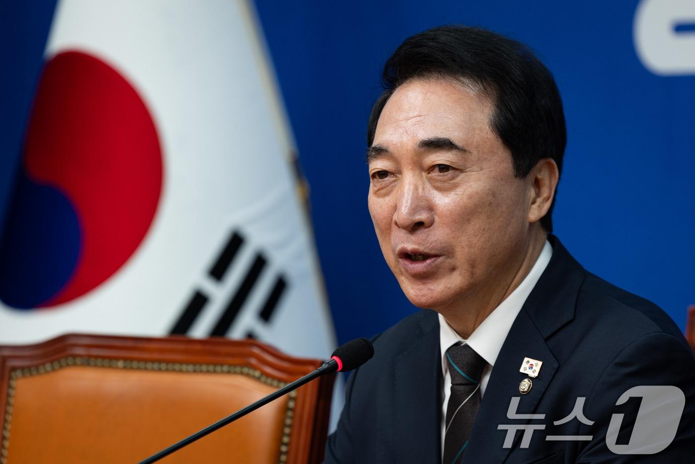 본문 이미지 - 박수현 더불어민주당 수석대변인이 8일 서울 여의도 국회에서 열린 현안 관련 기자간담회에서 모두 발언을 하고 있다. 2026.2.8 ⓒ 뉴스1 유승관 기자