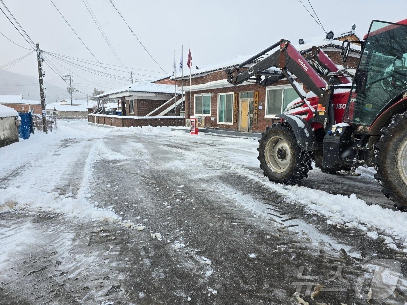 본문 이미지 - 전북 지역 곳곳에 많은 눈이 내린 8일 전북 순창 복흥면 일원에 눈이 쌓여 있다. 2026.2.8 ⓒ 뉴스1 유경석 기자