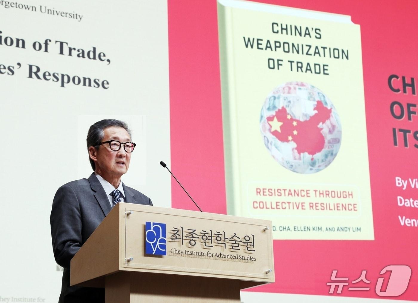 본문 이미지 - 빅터 차 미국 전략국제문제연구소(CSIS) 지정학·외교정책 담당 소장 겸 조지타운대 석좌교수가 6일 서울 강남구 한국고등교육재단 빌딩에서 열린 최종현학술원 주최 특별강연에서 강연하고 있다.(최종현학술원 제공)