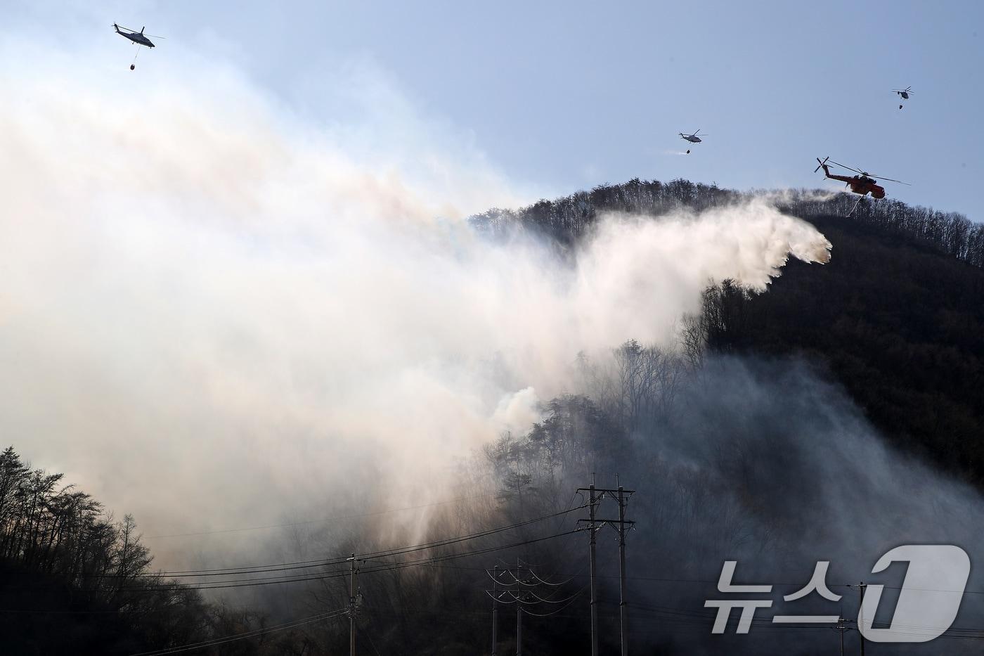 본문 이미지 - 8일 오전 경북 경주시 문무대왕면 안동리 야산에서 산불 진화에 투입된 헬기가 진화작업을 벌이고 있다. ⓒ 뉴스1 공정식 기자